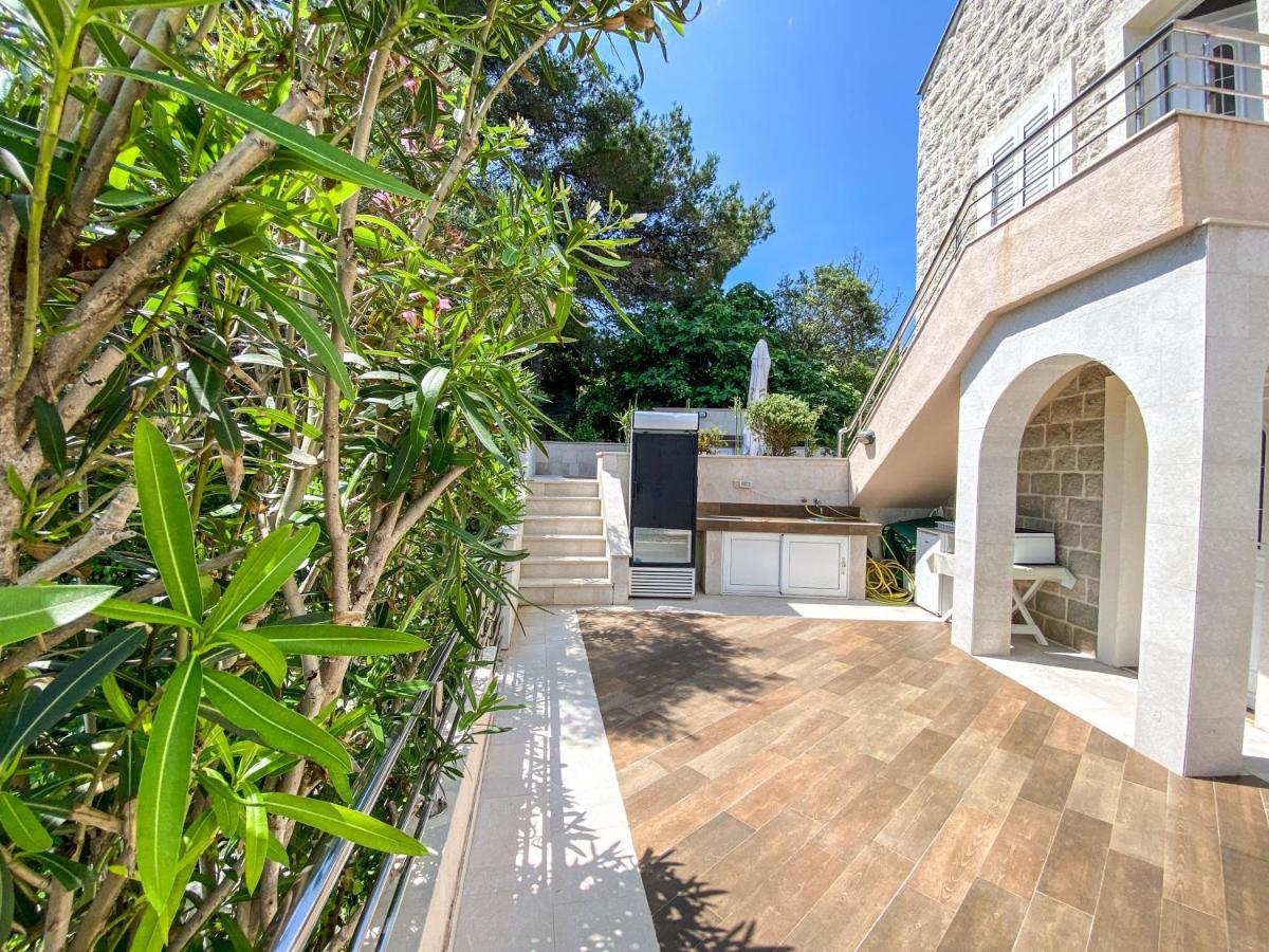 Leut Apartments Tivat Exteriör bild